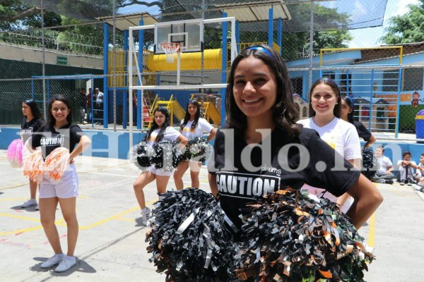 Las hermosas pomponeras del Instituto Renacimiento de la capital