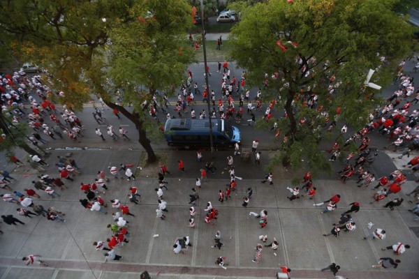 Copa Libertadores: Así fue el enfrentamiento entre hinchas por el que se suspendió la final River Plate vs Boca Juniors (FOTOS)