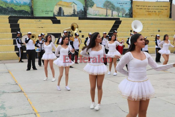 ¡Hermosas! Las palillonas del Instituto Alfonso Guillén Zelaya están listas para desfilar