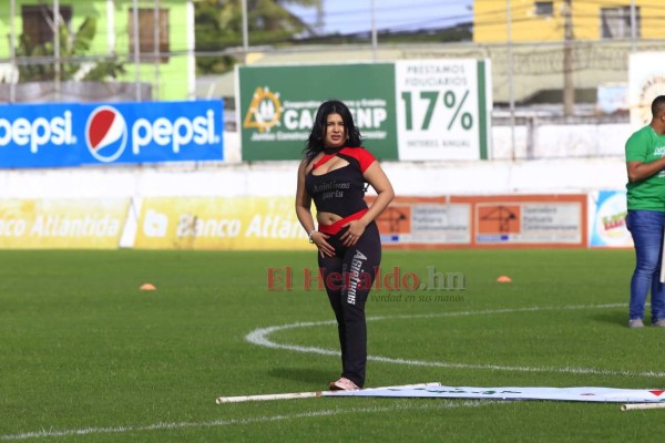 Bellas y esbeltas hondureñas adornaron el inicio del Clausura (FOTOS)