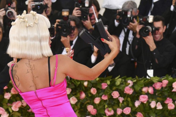 (FOTOS) Lady Gaga impacta en la MET Gala 2019: aparece en vestido y termina en lencería