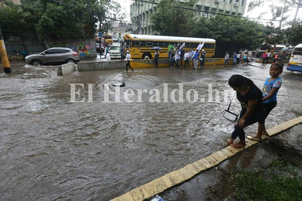 Así se inundó la capital de Honduras tras fuerte lluvia caída este domingo