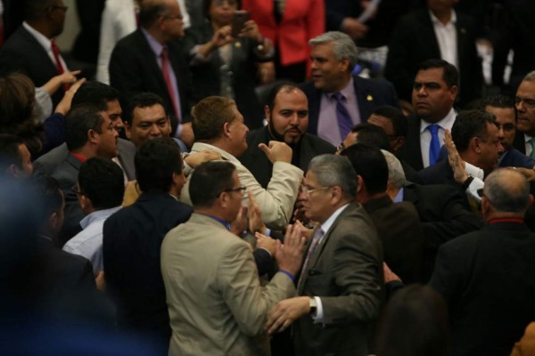 Zafarrancho en el Congreso Nacional durante conteo de votos