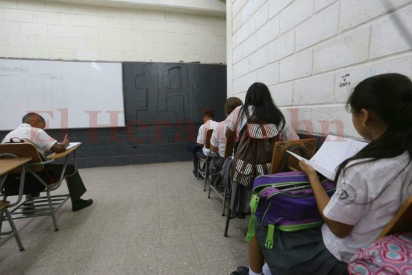 Rodeados de placazos de la 18 estudiantes del Instituto Central Vicente Cáceres reciben clases