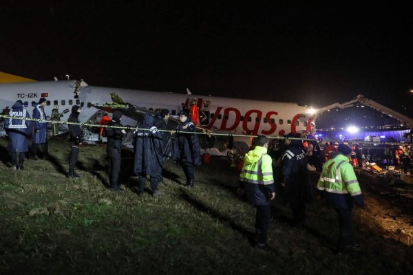 Las fotos del avión que se partió en tres en Turquía; hay 157 heridos