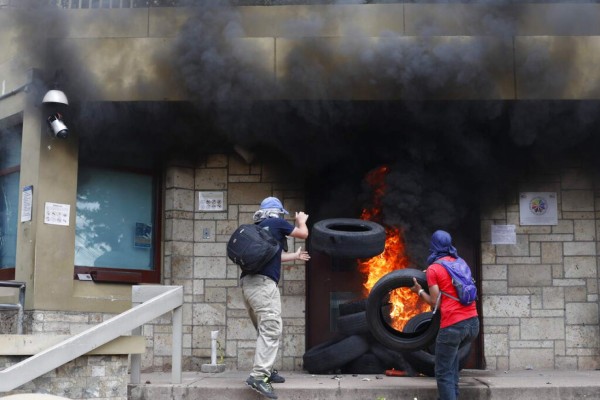 Estas imágenes delatan a joven detenido por quema de Embajada de EEUU en Honduras