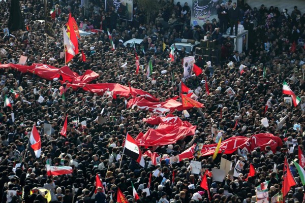 Con banderas de 'venganza severa' marea humana rinde homenaje a Qasem Soleimani   