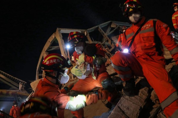 FOTOS: Ardua búsqueda de sobrevivientes de hotel colapsado en China