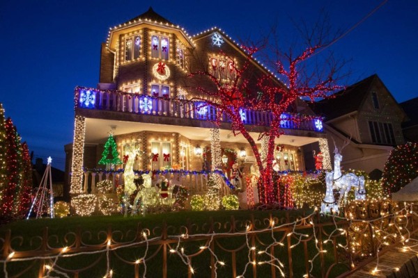 Coloridas luces tratan de darle algo de brillo a una Navidad que será muy distinta