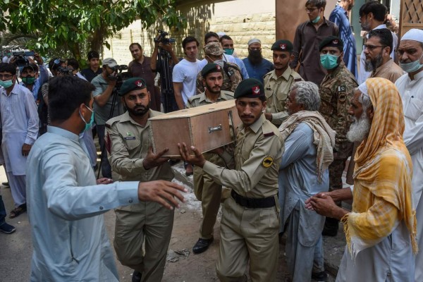 'Había gritos por todas partes': Superviviente cuenta horror del accidente de avión en Pakistán (FOTOS)