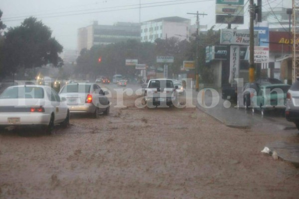 Fotos: Fuertes lluvias azotaron calles y avenidas de la capital de Honduras