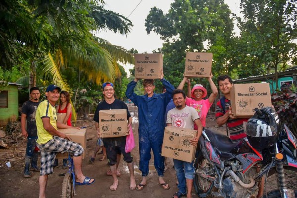 Con alegría y gratitud: hondureños afectados por Eta reciben alimentos de El Salvador (FOTOS)