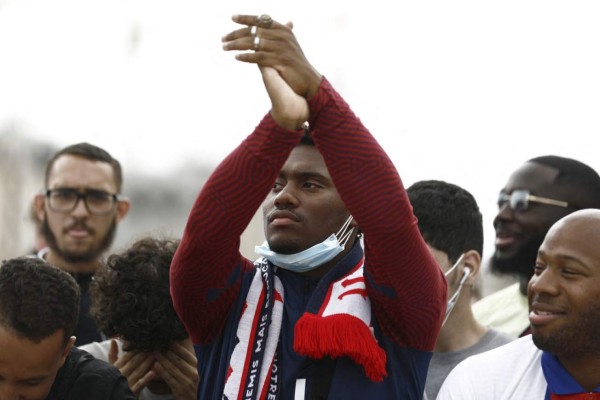 Algarabía y emoción tras llegada de Lionel Messi a París (FOTOS)