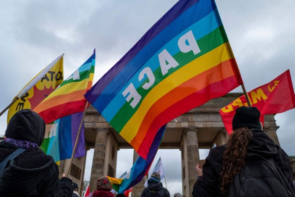 'No a la guerra' y 'paz': Ola de protestas tras conflicto entre Irán y EEUU