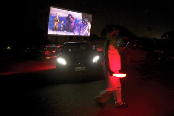 Fotos: Autocine en Brasil, para huir de la pesadilla del Covid-19