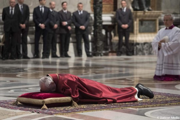 Papa Francisco conmemora la Pasión de Cristo postrado el Viernes Santo