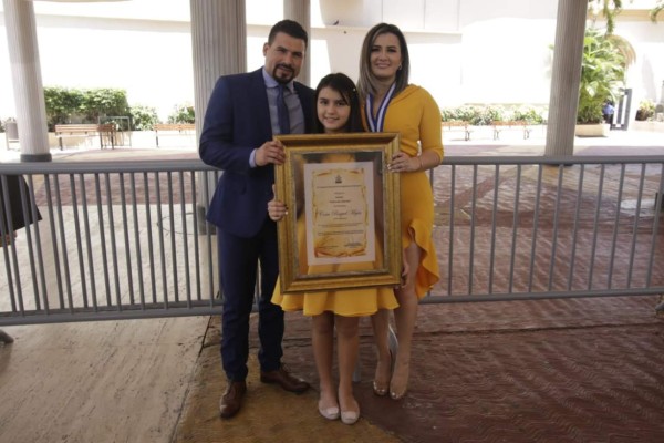 'Lo recibo con mucho compromiso': entregan premio Floylán Turcios a Cesia Mejía