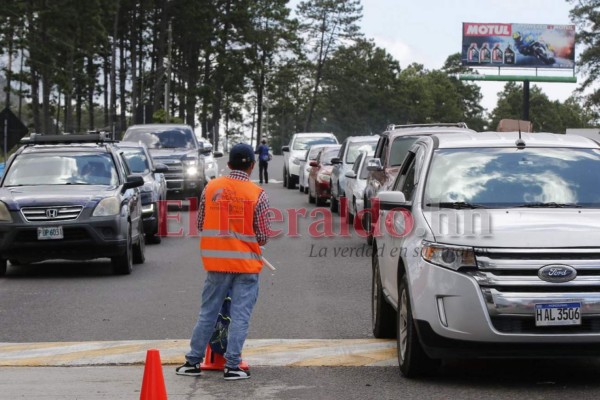 Caravanas y retenes: así se realizó el retorno seguro a la capital (FOTOS)