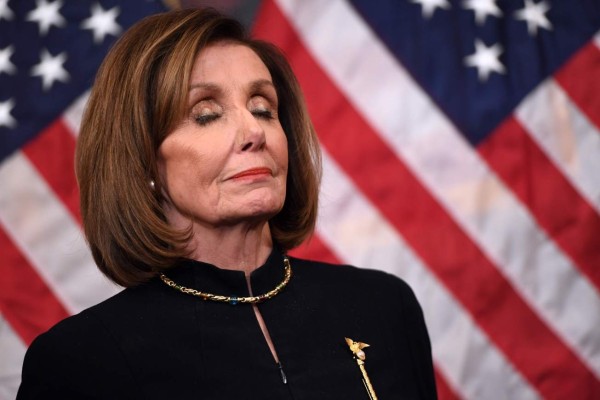 El rostro de satisfacción de Nancy Pelosi tras aprobar juicio político a Donald Trump