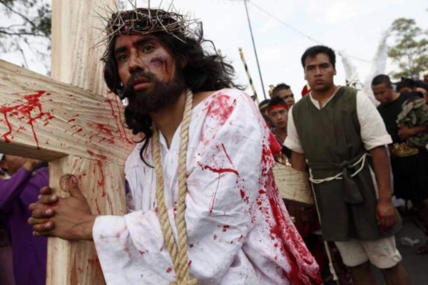 Clavados de pies y manos: El dolor real en los vía crucis más extremos del mundo