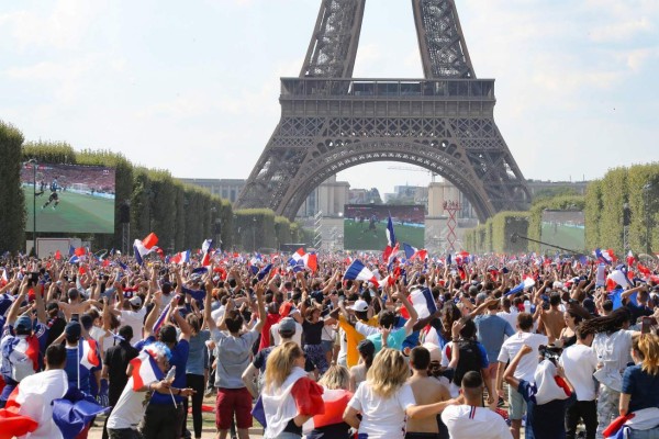 FOTOS: La locura en París tras la coronación de Francia como campeón del Mundo en Rusia 2018