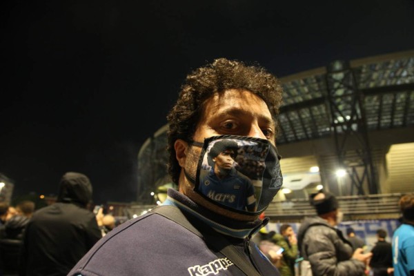 Aficionados de Nápoles le rinden tributo a Maradona afuera del Estadio San Paolo (FOTOS)