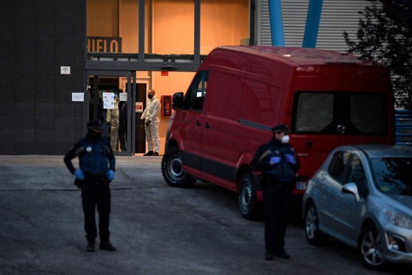 FOTOS: Por saturación en crematorios, Madrid convierte el Palacio de Hielo en morgue