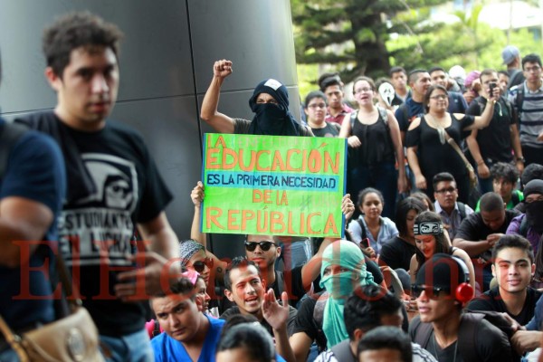 FOTOS: Nuevamente suspendidas las clases en la UNAH y los estudiantes se manifestaron así