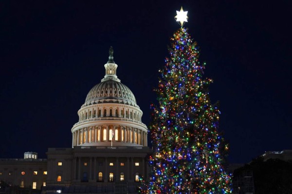 Coloridas luces tratan de darle algo de brillo a una Navidad que será muy distinta