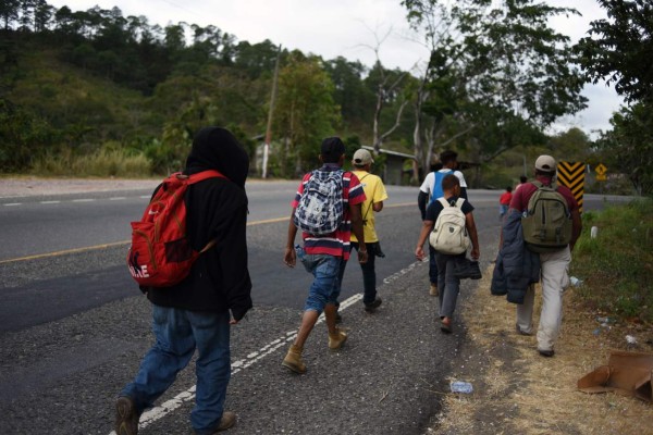 La angustia, el frío y hambre golpean a los migrantes de la caravana en la frontera de Honduras con Guatemala