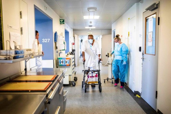 FOTOS: El día a día del personal de salud en el mundo, del hospital a casa