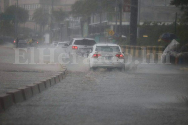 Fotos: Fuertes lluvias azotaron calles y avenidas de la capital de Honduras