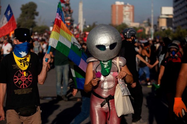 FOTOS: Ya son 29 los muertos durante disturbios y tensas protestas en Chile