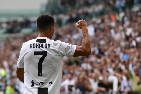 Las mejores imágenes de la celebración de Cristiano Ronaldo tras anotar su primer doblete con la Juventus