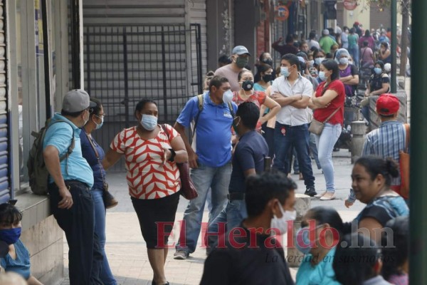 FOTOS: De forma disciplinada capitalinos acuden a los bancos