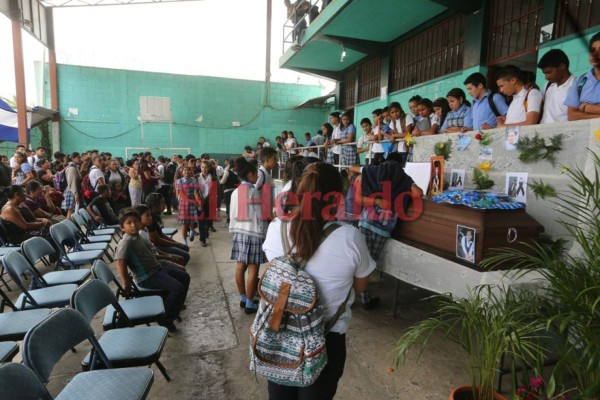 Dolorosa despedida a joven que murió por bala perdida en El Pedregal