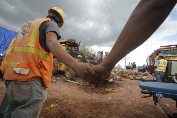 10 fotos conmovedoras de la muerte del obrero soterrado