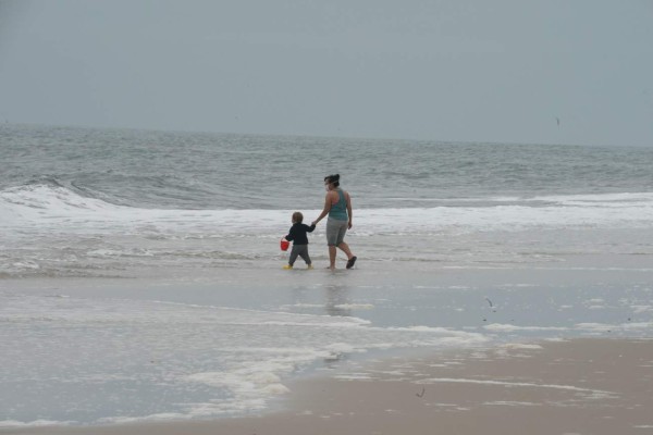 Cansados del encierro miles en el mundo buscan las playas y parques (FOTOS)