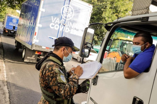 FOTOS: Así fue el traslado de 34 mil vacunas donadas por El Salvador