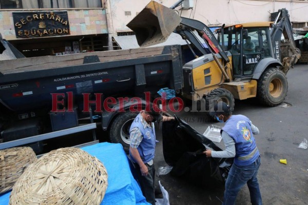 Hasta con maquinaria pesada sacaron basura de mercados capitalinos (FOTOS)