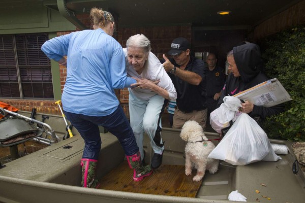 Abarrotados lucen los albergues de Texas tras el paso de Harvey