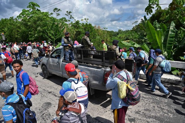 Bajo la lluvia, con niños y expuestos al covid-19, caravana migrante avanza hacia Guatemala