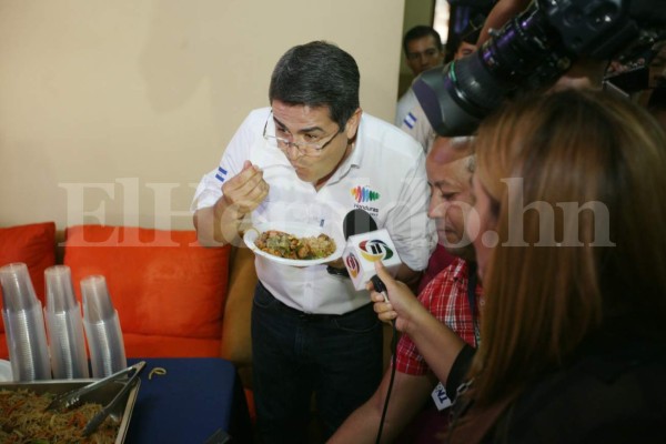 JOH, Mel y otros presidentes que se exhibieron comiendo en público