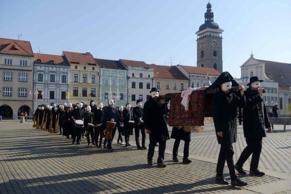 Trajes inusuales, máscaras y azotes reales: Los vía crucis más peculiares del mundo