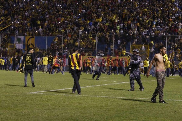 Las imágenes que no vio del ataque entre barras en la semifinal de fútbol hondureño