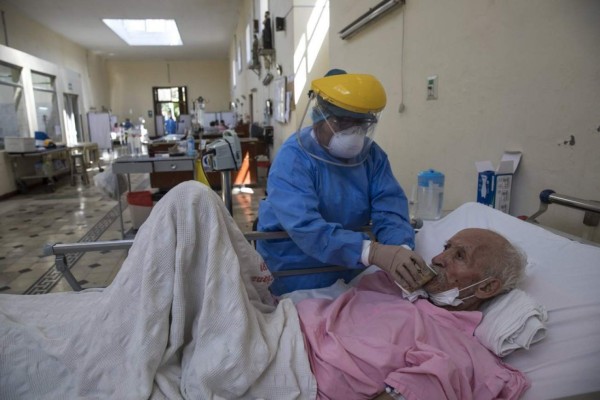 FOTOS: Salas de cuidados intensivos donde pacientes con Covid-19 pelean contra la muerte