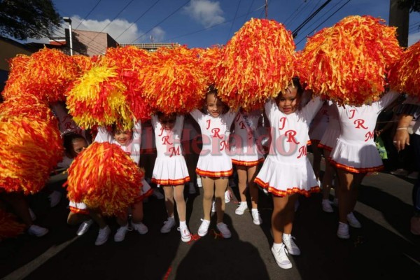 Escolares hondureños rinden homenaje a la Patria llenó de color y sonrisas  