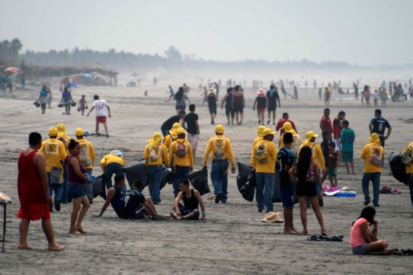 FOTOS: Así limpian las playas, presos salvadoreños antes de la Semana Santa