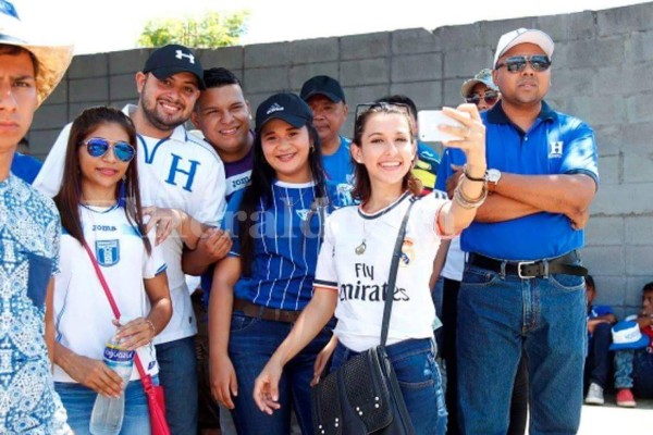 Hermosas hondureñas adornan el Olímpico de SPS en el duelo ante EEUU