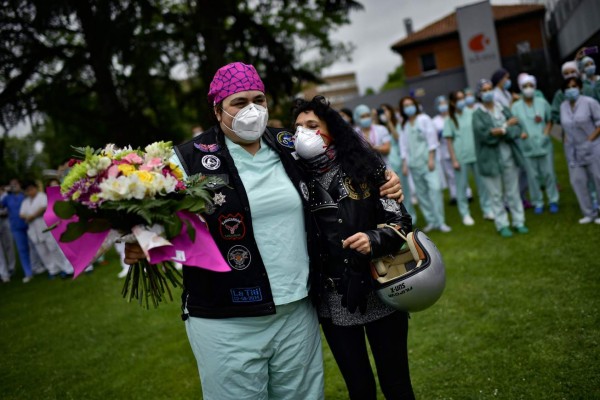 Imágenes: Médicos españoles homenajean compañeros fallecidos por coronavirus